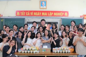 Buổi ôn thi cuối cùng của cô trò Trường THPT Đô Lương 1 (huyện Đô Lương, Nghệ An). Ảnh: Hồ Lài