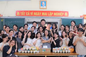 Buổi ôn thi cuối cùng của cô trò Trường THPT Đô Lương 1 (huyện Đô Lương, Nghệ An). Ảnh: Hồ Lài