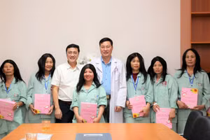 Đại diện Quỹ ngày mai tươi sáng trao tặng bộ tóc và quà cho bệnh nhân đang điều trị tại Bệnh viện Ung bướu Nghệ An. Ảnh: Hồ Lài