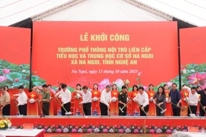 Lãnh đạo Đảng, Nhà nước thực hiện nghi thức khởi công công trình Trường phổ thông nội trú liên cấp Tiểu học và THCS Na Ngoi, Nghệ An. Ảnh: Hồ Lài
