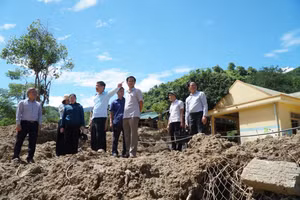 Đoàn công tác Sở GD&ĐT Nghệ An đến thăm điểm trường bản Bình Sơn 1, Trường Mầm non Tà Cạ (xã Mường Xén) bị thiệt hại do lũ. Ảnh: Hồ Lài