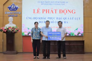 Sở GD&ĐT Nghệ An hỗ trợ vùng bị thiệt hại do mưa lũ. Ảnh: Hồ Lài