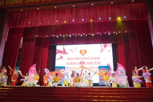 Phần thi chào hỏi của đội thi đến từ phường Trường Vinh, Nghệ An. Ảnh: Hồ Lài