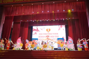 Phần thi chào hỏi của đội thi đến từ phường Trường Vinh, Nghệ An. Ảnh: Hồ Lài