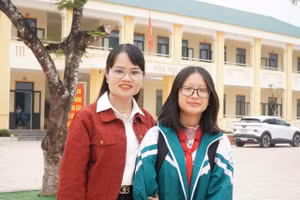 Em Phan Châu Oanh - giải Nhất môn Lịch sử - Địa lý 2 thi học sinh giỏi tỉnh Nghệ An và cô giáo bồi dưỡng Đinh Thị Thành. Ảnh: Hồ Lài