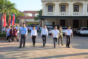 Đoàn công tác Ban chỉ đạo thi tỉnh Nghệ An đến kiểm tra tại điểm thi Trường Phổ thông trung học Dân tộc nội trú tỉnh. Ảnh: Hồ Lài