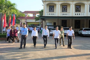 Đoàn công tác Ban chỉ đạo thi tỉnh Nghệ An đến kiểm tra tại điểm thi Trường Phổ thông trung học Dân tộc nội trú tỉnh. Ảnh: Hồ Lài