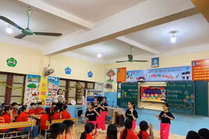 Tiết học tiếng Anh kết nối giữa Trường Tiểu học Kim Sơn (Quế Phong) và Trường Tiểu học Hưng Phúc (Trường Vinh, Nghệ An). Ảnh: NTCC