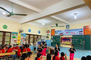 Tiết học tiếng Anh kết nối giữa Trường Tiểu học Kim Sơn (Quế Phong) và Trường Tiểu học Hưng Phúc (Trường Vinh, Nghệ An). Ảnh: NTCC