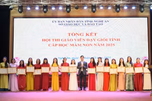 Lãnh đạo Sở GD&ĐT Nghệ An trao giấy khen cho giáo viên đạt thành tích xuất sắc tại hội thi. Ảnh: Hồ Lài