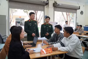 Cán bộ, giáo viên Trường Cao đẳng nghề số 4 - Bộ Quốc phòng trực tiếp tư vấn cho học sinh tại lớp học thực hành nghề Công nghệ ô tô. Ảnh: Hồ Lài