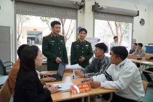 Cán bộ, giáo viên Trường Cao đẳng nghề số 4 - Bộ Quốc phòng trực tiếp tư vấn cho học sinh tại lớp học thực hành nghề Công nghệ ô tô. Ảnh: Hồ Lài