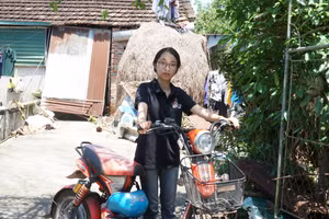 Em Đinh Thị Hồng Nhung (Xuân Lâm, Nghệ An) hiện là sinh viên ngành Sư phạm Ngữ Văn, Trường Sư phạm, Đại học Vinh. Ảnh: Hồ Lài