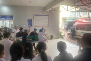 Nhân viên y tế bị đối tượng tấn công bị thương tại Bệnh viện Sản Nhi Nghệ An được đưa đi cấp cứu.