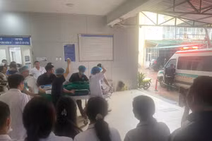 Nhân viên y tế bị đối tượng tấn công bị thương tại Bệnh viện Sản Nhi Nghệ An được đưa đi cấp cứu.