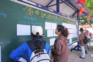 Thí sinh đến xem sơ đồ phòng thi tại Trường THPT Dân tộc nội trú tỉnh Nghệ An. Ảnh: Hồ Lài
