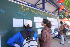 Thí sinh đến xem sơ đồ phòng thi tại Trường THPT Dân tộc nội trú tỉnh Nghệ An. Ảnh: Hồ Lài