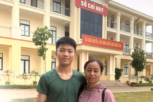 Em Lang Đức Bằng và mẹ trong ngày nhập học tại Học viện Biên phòng. Ảnh: NVCC