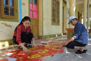 Các thầy cô giáo Trường Tiểu học Châu Thắng đang chuẩn bị những khâu cuối cùng cho lễ khai giảng vào ngày 5/9. Ảnh: Hồ Lài