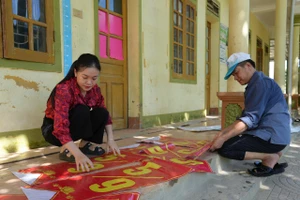 Các thầy cô giáo Trường Tiểu học Châu Thắng đang chuẩn bị những khâu cuối cùng cho lễ khai giảng vào ngày 5/9. Ảnh: Hồ Lài