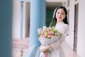 Em Hồ Thị Khánh Linh (Trường THPT Quỳnh Lưu 3) thủ khoa khối A00 tỉnh Nghệ An, á khoa toàn quốc. Ảnh: NVCC