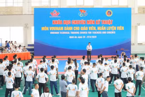 Tham gia khóa học có 170 giáo viên môn Giáo dục thể chất thuộc các trường THPT và Phòng GD&ĐT trên địa bàn tỉnh Nghệ An. Ảnh: Hồ Lài