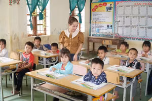 Cô trò Trường Phổ thông Dân tộc bán trú Tiểu học và THCS Nậm Càn (huyện Kỳ Sơn, Nghệ An). Ảnh: Hồ Lài