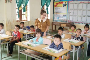 Cô trò Trường Phổ thông Dân tộc bán trú Tiểu học và THCS Nậm Càn (huyện Kỳ Sơn, Nghệ An). Ảnh: Hồ Lài