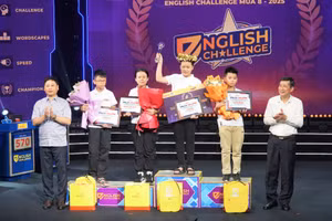 Em Lê Tiểu Bình - học sinh Trường Tiểu học thị trấn Diễn Châu (Nghệ An) vô địch chung kết Tiếng Anh English Challenge mùa 8. Ảnh: Hồ Lài