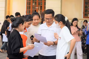 Giáo viên Trường THPT Nguyễn Cảnh Chân (xã Đại Đồng, Nghệ An) hướng dẫn, tư vấn cho học sinh đăng ký lớp, nhóm môn lựa chọn phù hợp. Ảnh: Hồ Lài