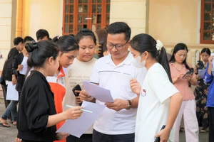 Giáo viên Trường THPT Nguyễn Cảnh Chân (xã Đại Đồng, Nghệ An) hướng dẫn, tư vấn cho học sinh đăng ký lớp, nhóm môn lựa chọn phù hợp. Ảnh: Hồ Lài