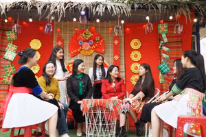 Cô trò Trường THPT Dân tộc nội trú tỉnh Nghệ An bên gian hàng trưng bày dịp tết. Ảnh: Hồ Lài