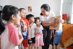 Cô trò Trường Mầm non Phúc Sơn (xã Anh Sơn, Nghệ An). Ảnh: Hồ Lài