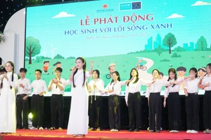 Học sinh Trường THPT Huỳnh Thúc Kháng biểu diễn truyền tải thông điệp thực hành lối sống xanh. Ảnh: Hồ Lài