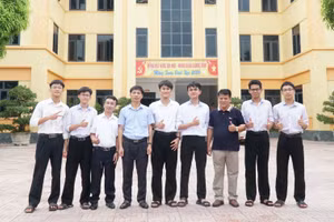 Thầy trò Trường THPT Diễn Châu 4 (Hải Châu, Nghệ An) có 1 thủ khoa tỉnh và nhiều học sinh đạt điểm cao tại Kỳ thi tốt nghiệp THPT 2026. Ảnh: Hồ Lài