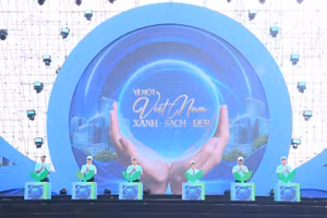 Các đại biểu thực hiện nghi thức phát động phong trào thi đua “Toàn dân chung tay bảo vệ môi trường, vì một Việt Nam xanh - sạch - đẹp”. Ảnh: NN