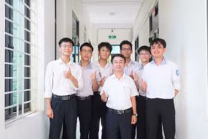 Thầy giáo Phạm Hồng Thân - chủ nhiệm lớp 12A1, Trường THPT Diễn Châu 4 (Nghệ An) cùng các học trò đạt điểm cao thi tốt nghiệp THPT năm 2026. Ảnh: Hồ Lài