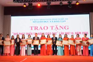 Lãnh đạo Sở GD&ĐT Nghệ An trao tặng “Quỹ phát triển tài năng giáo dục” cho các nhà giáo tiêu biểu. Ảnh: Hồ Lài