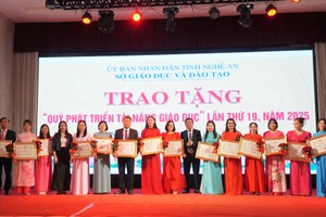 Lãnh đạo Sở GD&ĐT Nghệ An trao tặng “Quỹ phát triển tài năng giáo dục” cho các nhà giáo tiêu biểu. Ảnh: Hồ Lài
