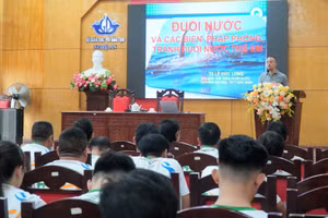 Sở GD&ĐT Nghệ An tổ chức khóa học bơi, phòng chống đuối nước dành cho giáo viên thể dục cấp tiểu học, THCS. Ảnh: Hồ Lài