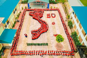 Gần 1000 học sinh của Trường THCS Trà Lân (huyện Con Cuông, Nghệ An) đồng diễn xếp hình bản đồ Tổ quốc, hòa cùng dòng chảy của dân tộc hướng về Ngày hội non sông. Ảnh: NTCC