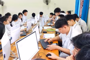 Học sinh tỉnh Nghệ An đăng ký thi tốt nghiệp THPT trực tuyến. Ảnh: Hồ Lài