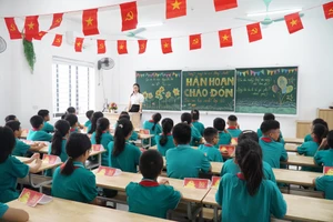 Cô trò Trường THCS Hưng Bình (Thành Vinh, Nghệ An) trong ngày tựu trường. Ảnh: Hồ Lài