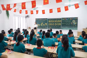 Cô trò Trường THCS Hưng Bình (Thành Vinh, Nghệ An) trong ngày tựu trường. Ảnh: Hồ Lài