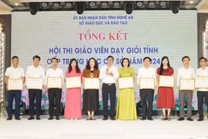 Ông Thái Văn Thành - Giám đốc Sở GD&ĐT Nghệ An trao giấy khen cho các tập thể đạt thành tích xuất sắc tại hội thi. Ảnh: Hồ Lài
