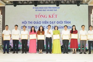 Ông Thái Văn Thành - Giám đốc Sở GD&ĐT Nghệ An trao giấy khen cho các tập thể đạt thành tích xuất sắc tại hội thi. Ảnh: Hồ Lài