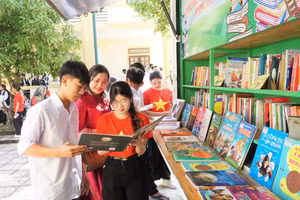 Học sinh Trường Trung cấp Kinh tế - Kỹ thuật Bắc Nghệ An đọc sách tại tủ sách di động. Ảnh: Hồ Lài