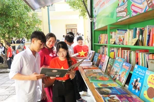 Học sinh Trường Trung cấp Kinh tế - Kỹ thuật Bắc Nghệ An đọc sách tại tủ sách di động. Ảnh: Hồ Lài