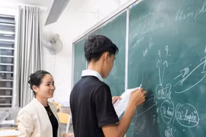 Cô Hoàng Thị Ly, giáo viên chủ nhiệm lớp 12C7 Trường THPT Kỳ Sơn, năm đầu tiên tham gia ôn thi tốt nghiệp THPT môn Ngữ văn. Ảnh: Hồ Lài