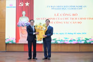 Ông Võ Trọng Hải, Phó Bí thư Tỉnh ủy, Chủ tịch UBND tỉnh trao quyết định, tặng hoa chúc mừng ông Nguyễn Văn Khoa. 